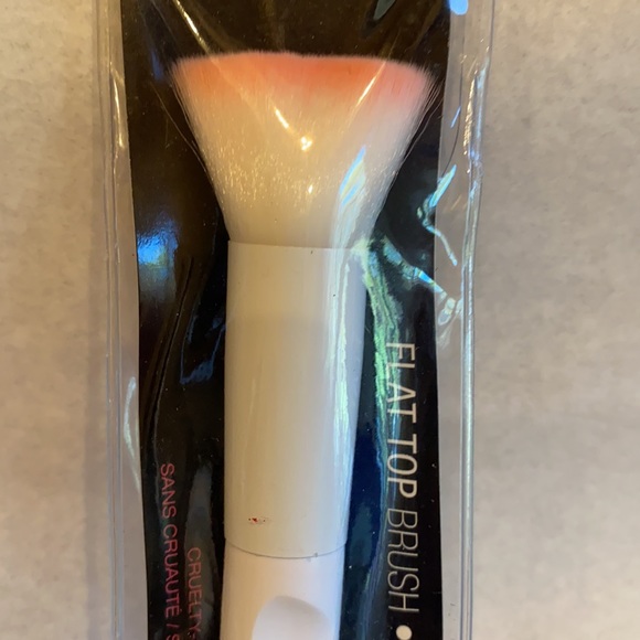 wet n wild Makeup 16 Wet N Wild Flat Top Brush Poshmark